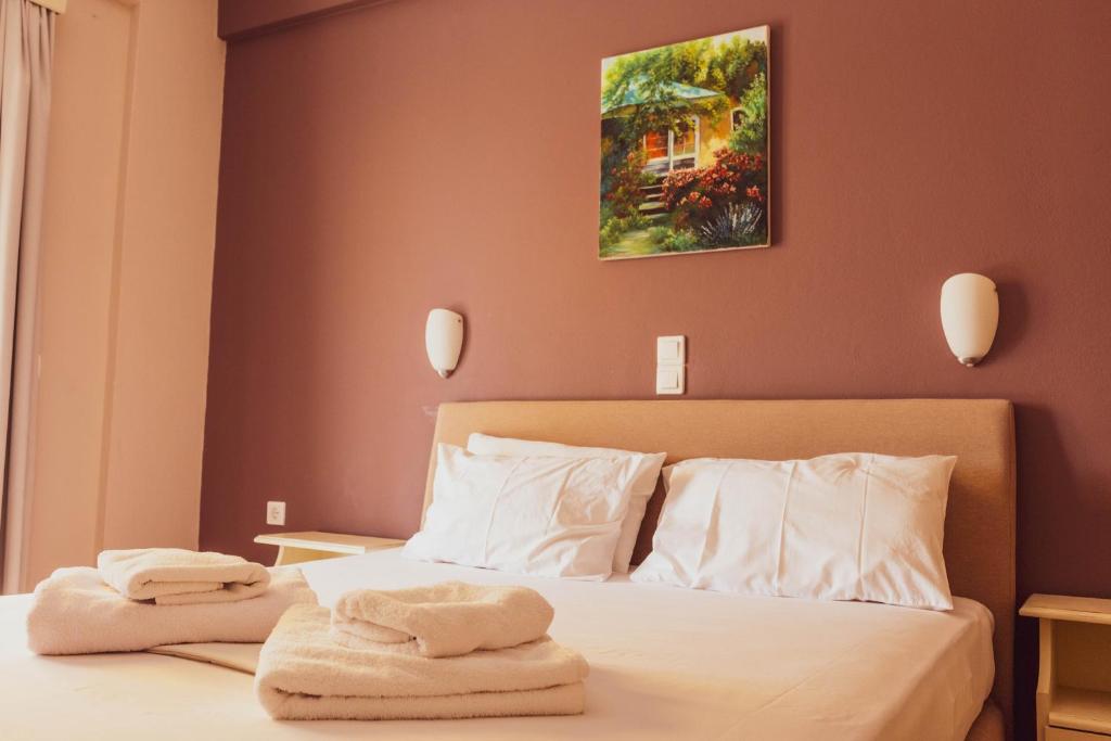 A bed or beds in a room at Apagio Apartments
