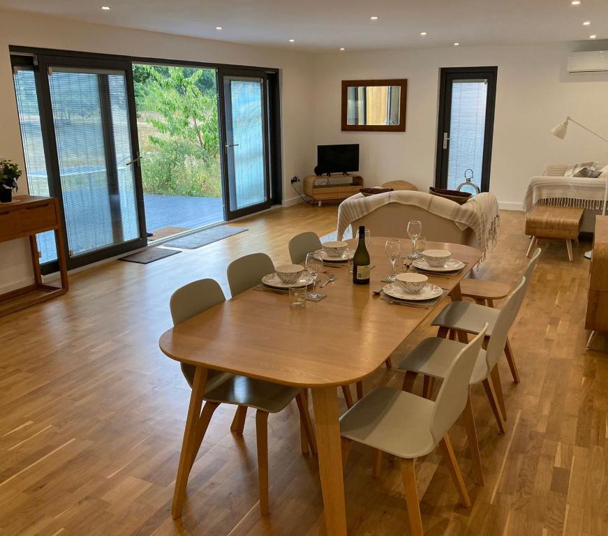 sala de estar con mesa de madera y sillas en Independent rural detached annexe with free private Parking, en Canterbury