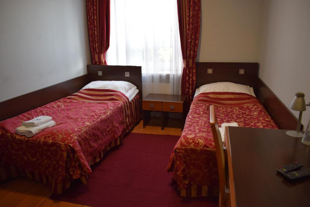 pokój hotelowy z 2 łóżkami i oknem w obiekcie Hotel Manhatan 