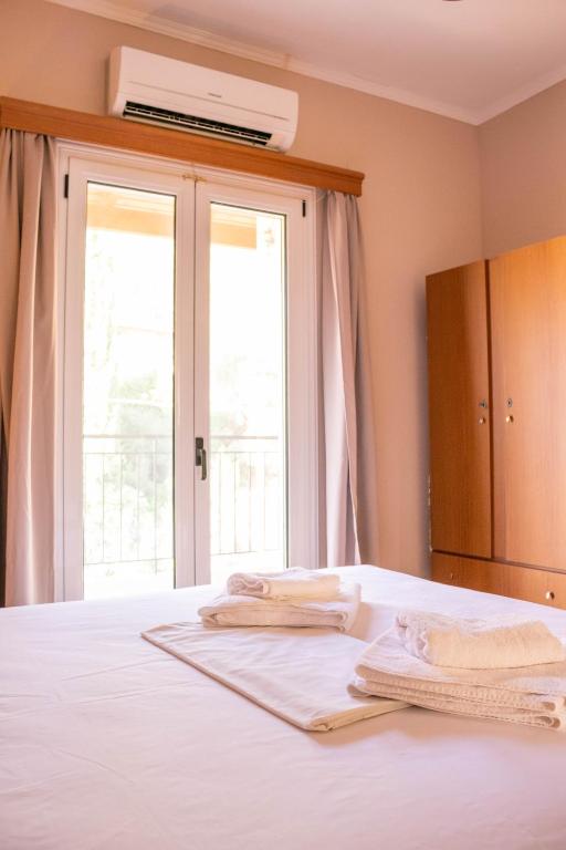 A bed or beds in a room at Apagio Apartments