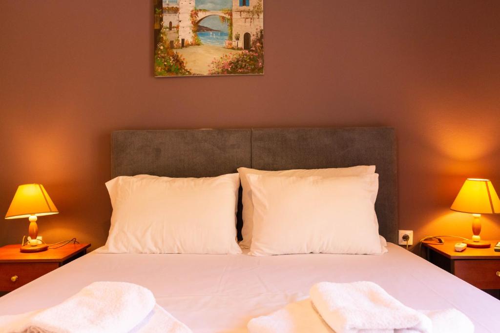A bed or beds in a room at Apagio Apartments