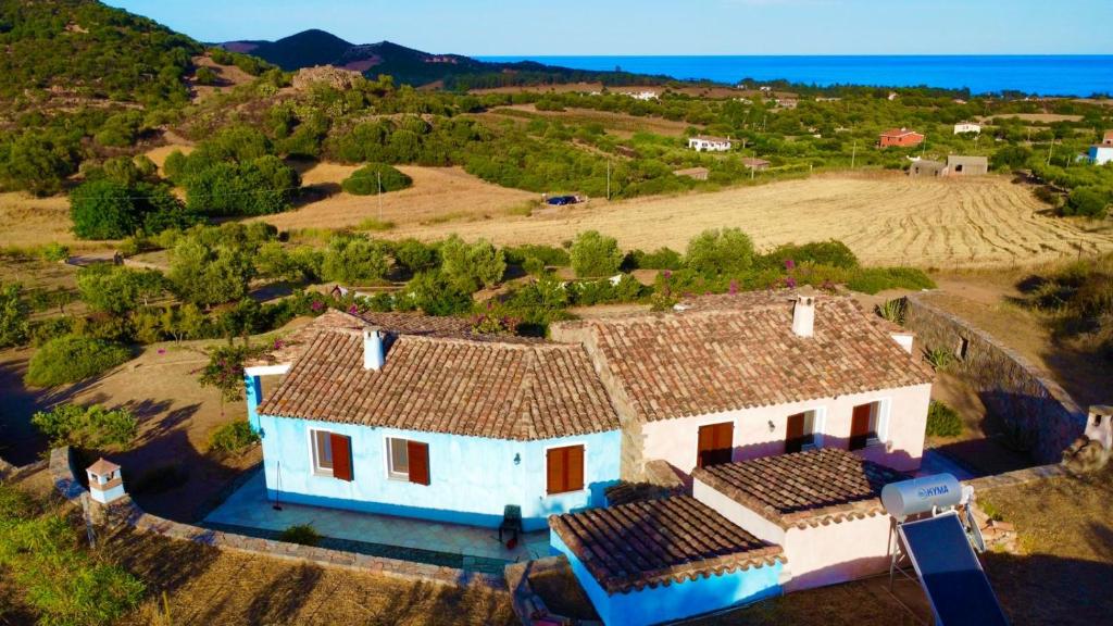 widok z powietrza na biały dom z dziedzińcem w obiekcie la casetta rosa w mieście Tertenìa