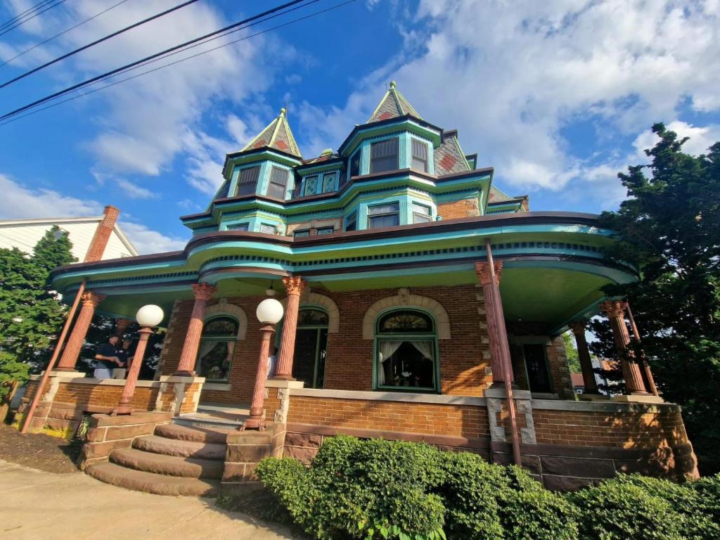 a house with a turret on top of it at VAAST Bed & Breakfast in Adamstown