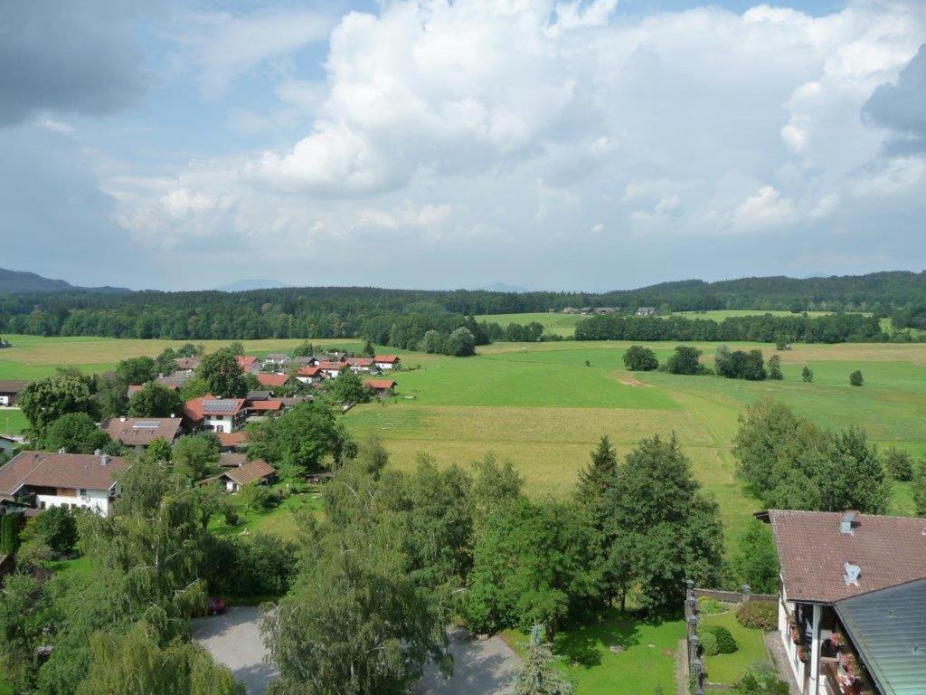 バートライヘンハルにあるKurhotel Schlossberghof Marzollの緑地の小さな村の空中風景