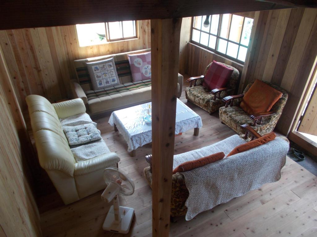 una vista aérea de una sala de estar con sofás y una mesa en SDGs house without bath & shower room - Vacation STAY 34864v, en Yufu