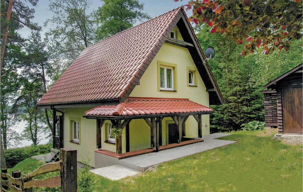 Olsztyn - SiłaにあるBeautiful Home In Gietrzwald With House Sea Viewの赤屋根の小黄色い家