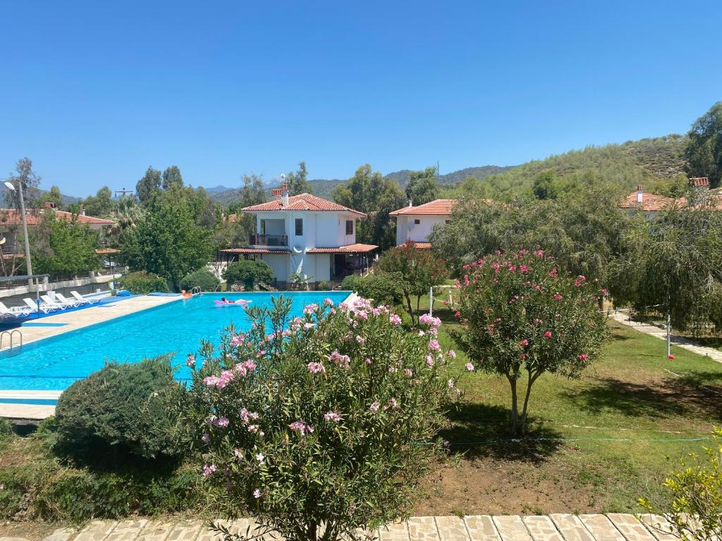 Výhled na bazén z ubytování Havuzlu sitede çift verandalı rahat bir villa nebo okolí