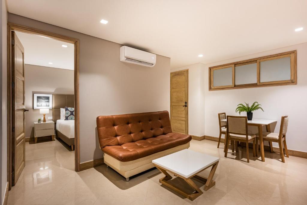 a living room with a couch and a table at Apartamentos casa Gimani in Cartagena de Indias