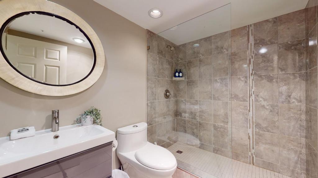 Koupelna v ubytování Top Floor Apartment with Pool and Hot Tub by Harmony Whistler
