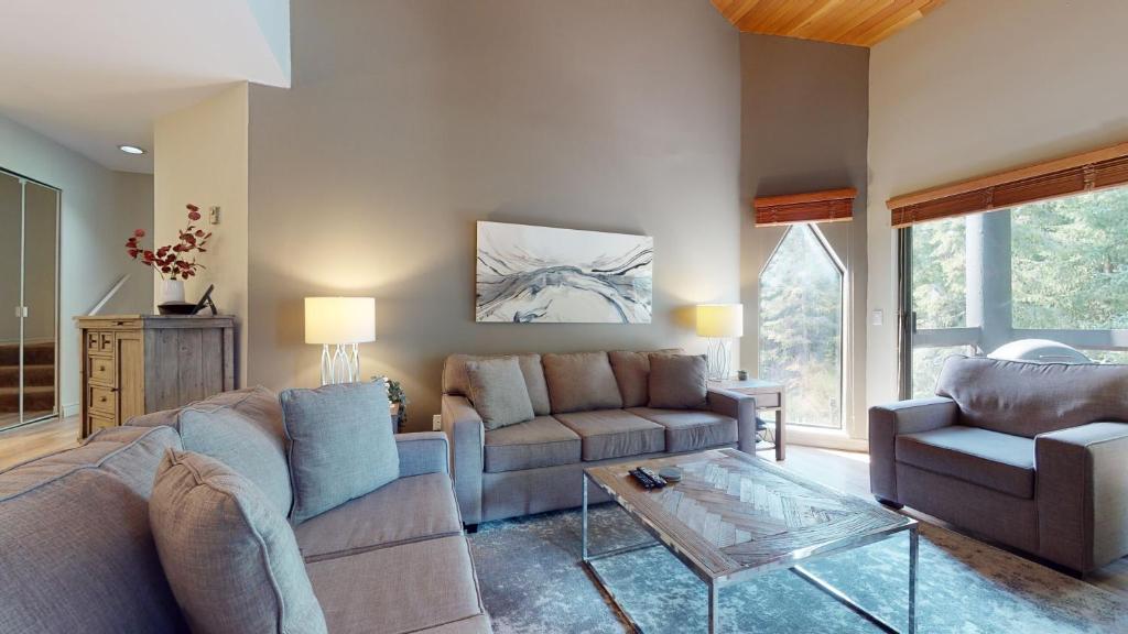 Posezení v ubytování Top Floor Apartment with Pool and Hot Tub by Harmony Whistler