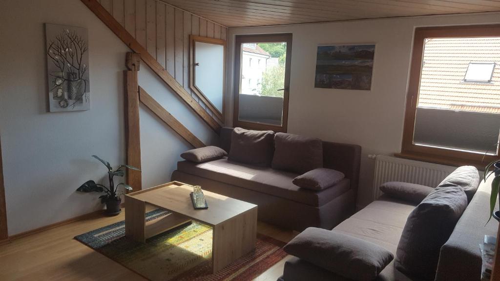 uma sala de estar com um sofá e uma mesa em Ferienwohnung Elena em Poppenhausen