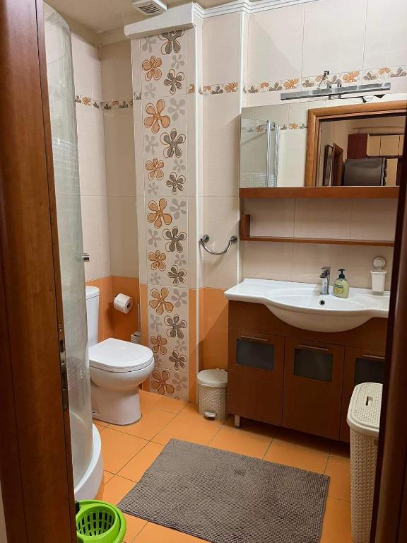 łazienka z toaletą i umywalką w obiekcie Rania's house w Salonikach
