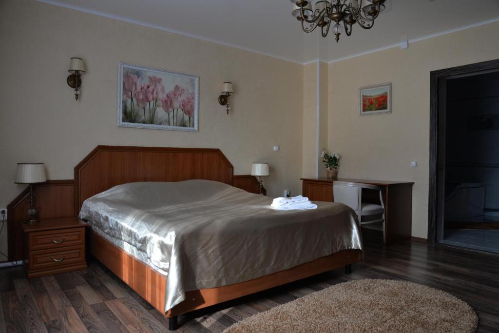 サレハルドにあるMini Otel Teremkiのベッドルーム1室(ベッド1台、シャンデリア付)