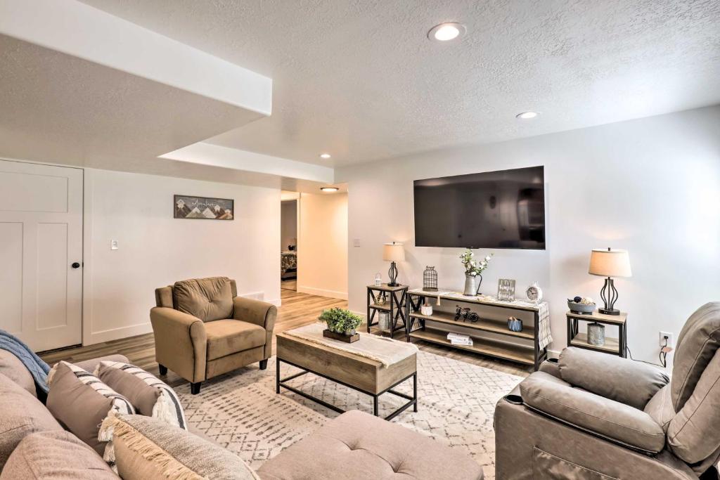 uma sala de estar com sofás e uma televisão de ecrã plano em Chic Payson Apartment about 10 Mi to Utah Lake! em Payson