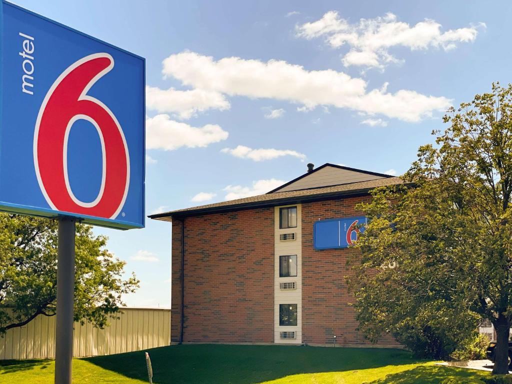 una señal frente a un edificio en Motel 6-Elk Grove Village, IL - O'Hare, en Elk Grove Village