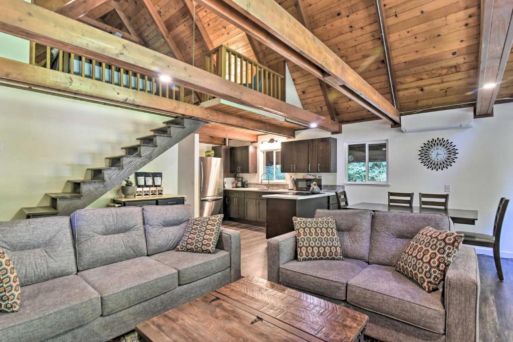 un soggiorno con divano e tavolo di Rustic Cougar Cabin with Wood-Burning Fire Pit! a Cougar