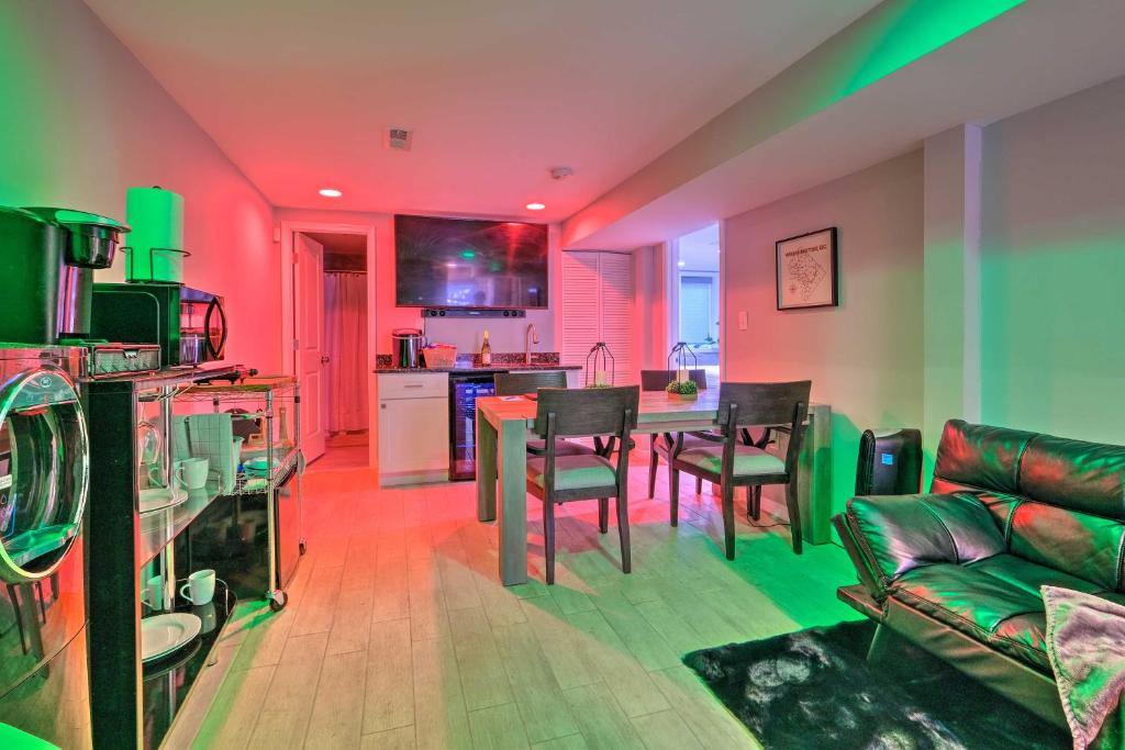 Η κουζίνα ή μικρή κουζίνα στο 6 Mi to National Mall Modern DC Apartment!