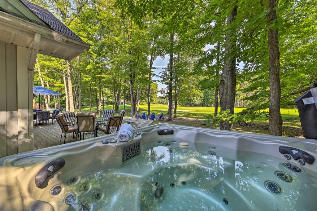 Villa Michigan Golf Course Retreat with Gameroom and Hot tub (EE.UU