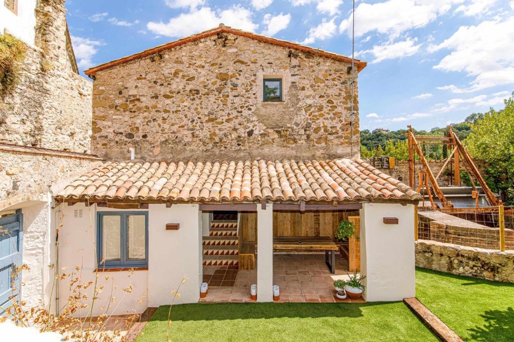 einem externen Blick auf ein Steinhaus mit Garten in der Unterkunft El Molino de Besalú Casa con jardín in Besalú