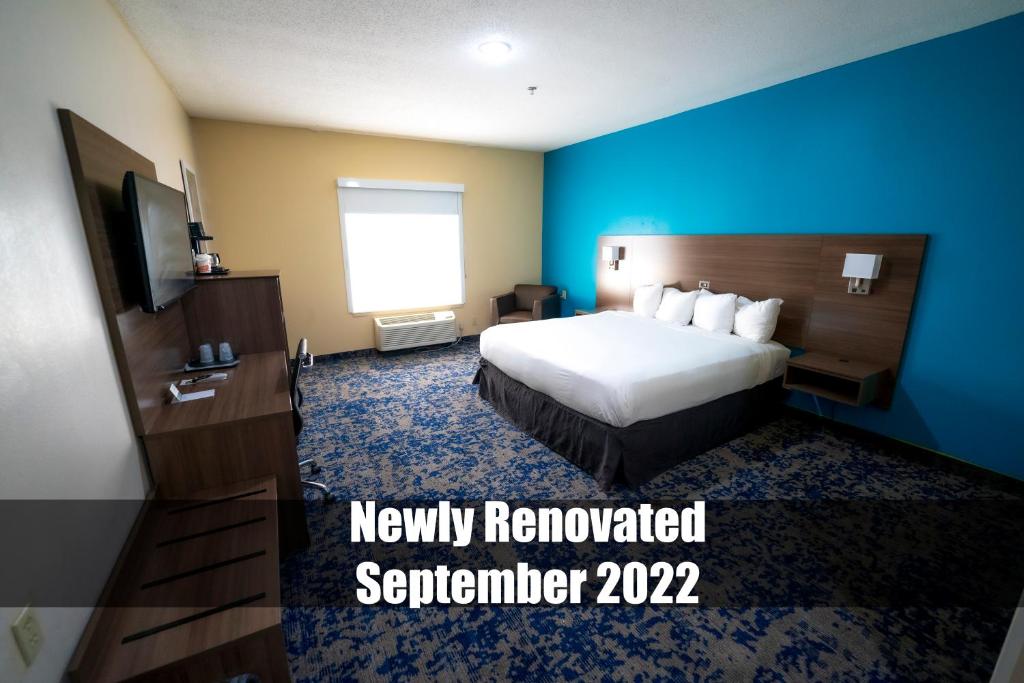 ein Hotelzimmer mit einem Bett und einem TV in der Unterkunft Quality Inn & Suites in Monroeville