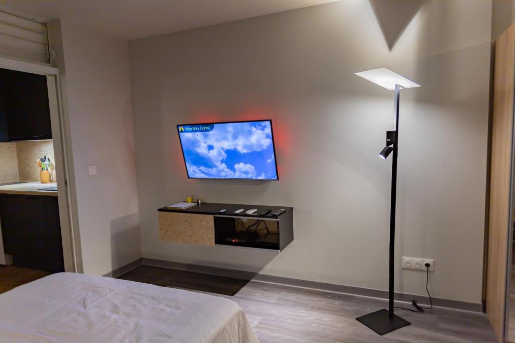 TV a/nebo společenská místnost v ubytování Ti Studio Alizé face à la plage