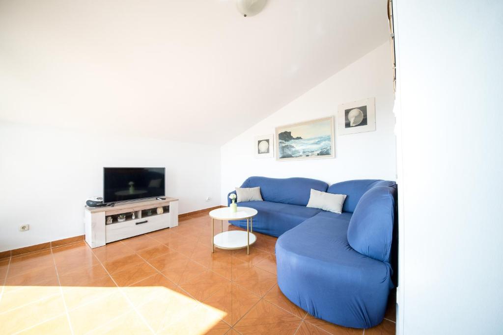 Telewizja i/lub zestaw kina domowego w obiekcie Apartments and rooms by the sea Vrsi - Mulo, Zadar - 5848