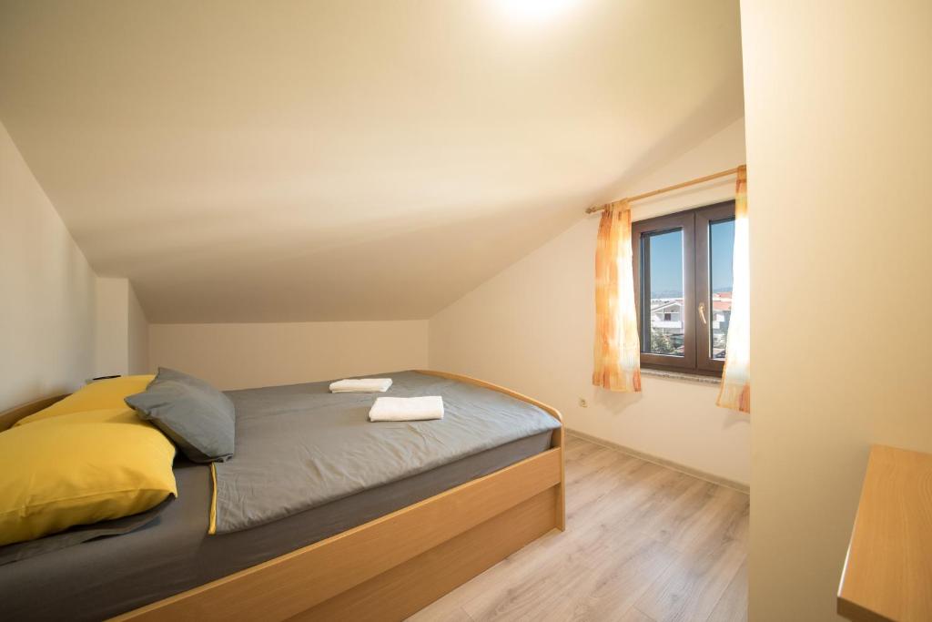Łóżko lub łóżka w pokoju w obiekcie Apartments and rooms by the sea Vrsi - Mulo, Zadar - 5848