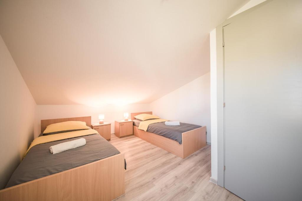 Łóżko lub łóżka w pokoju w obiekcie Apartments and rooms by the sea Vrsi - Mulo, Zadar - 5848