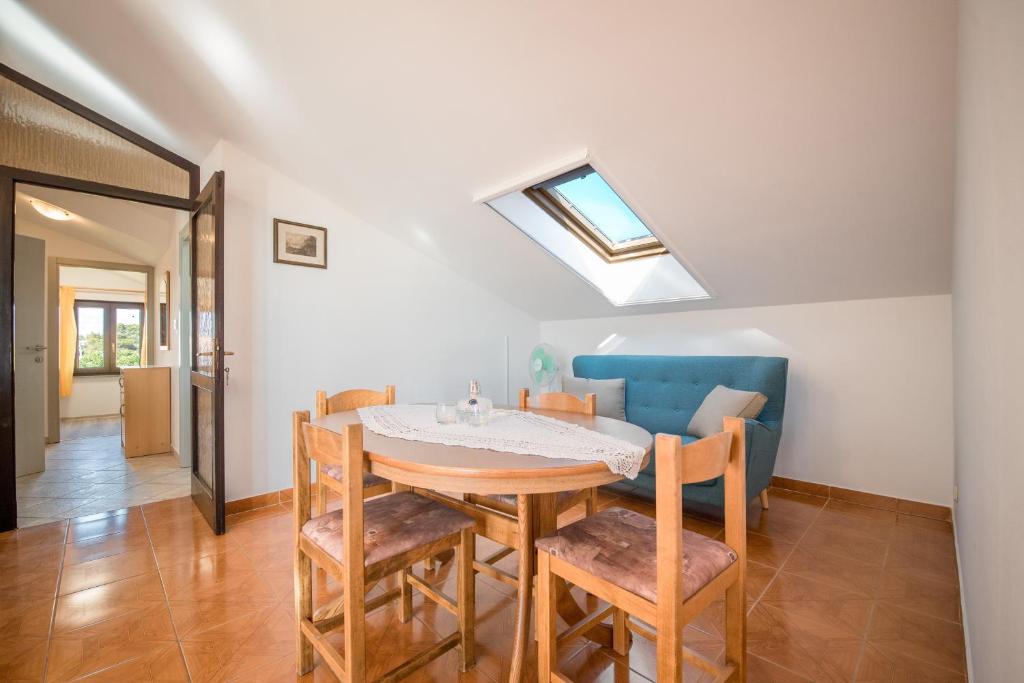 Część wypoczynkowa w obiekcie Apartments and rooms by the sea Vrsi - Mulo, Zadar - 5848
