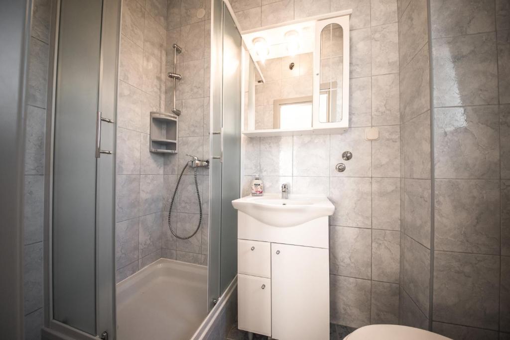łazienka z umywalką, toaletą i prysznicem w obiekcie Apartments and rooms by the sea Vrsi - Mulo, Zadar - 5848 w mieście Vrsi