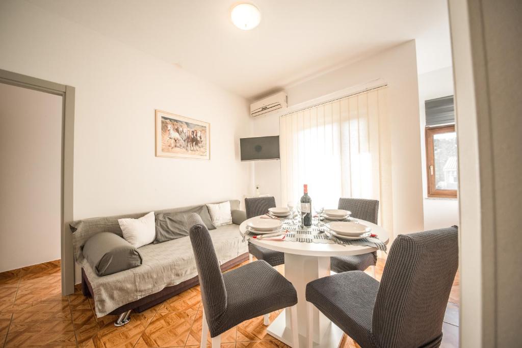 Część wypoczynkowa w obiekcie Apartments and rooms by the sea Vrsi - Mulo, Zadar - 5848