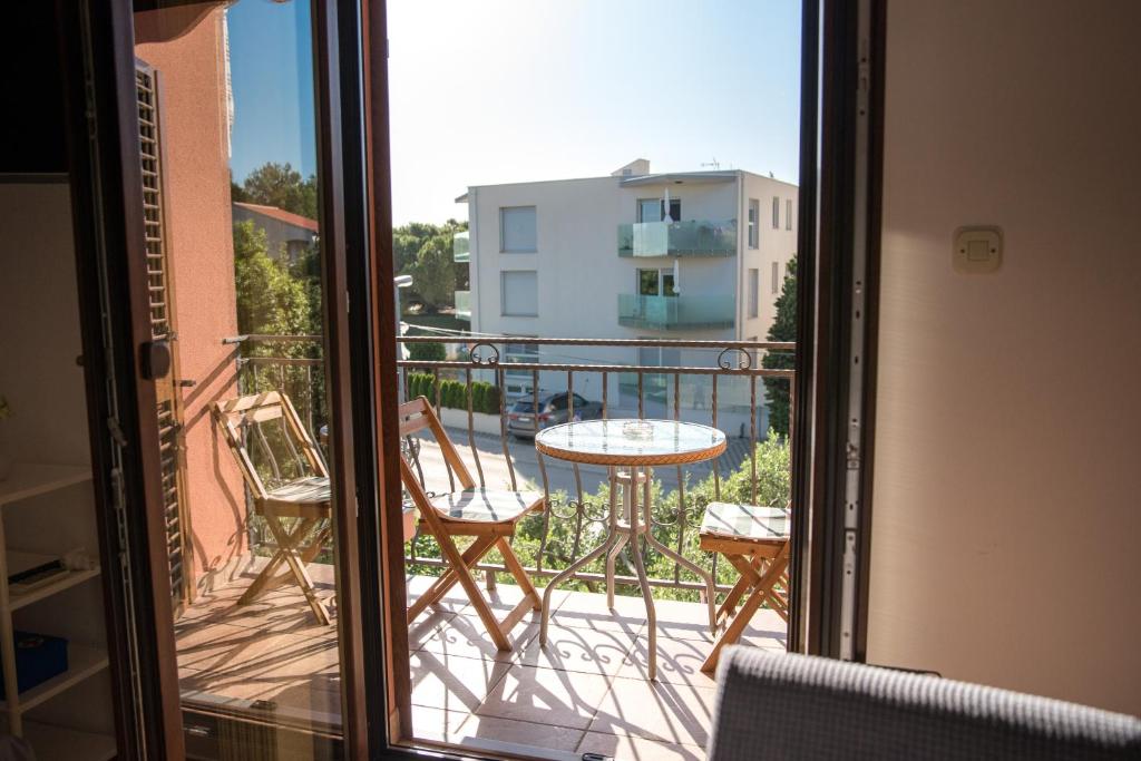 Balkon lub taras w obiekcie Apartments and rooms by the sea Vrsi - Mulo, Zadar - 5848