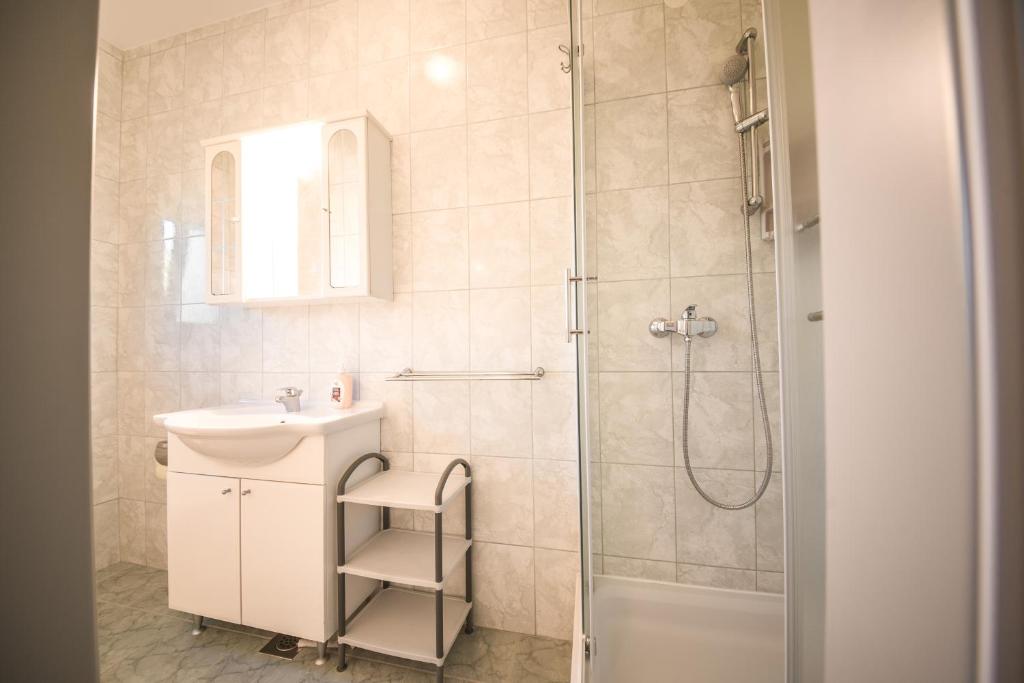 łazienka z prysznicem i umywalką w obiekcie Apartments and rooms by the sea Vrsi - Mulo, Zadar - 5848 w mieście Vrsi
