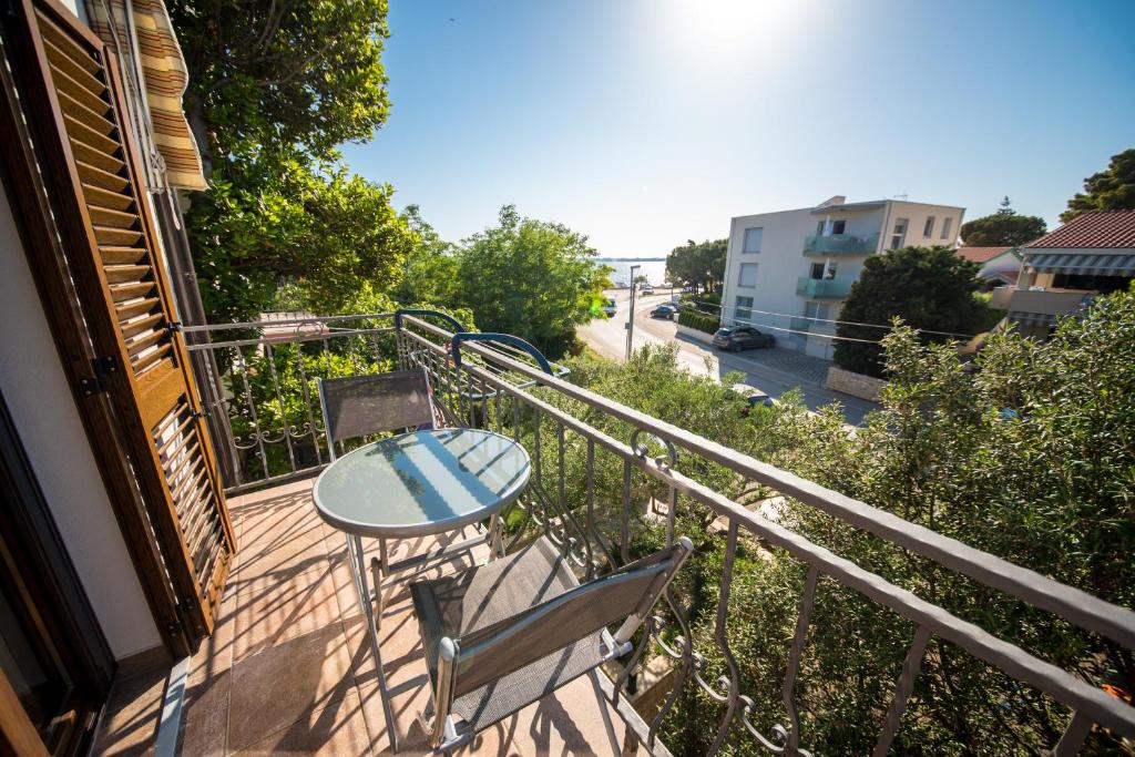 Balkon lub taras w obiekcie Apartments and rooms by the sea Vrsi - Mulo, Zadar - 5848