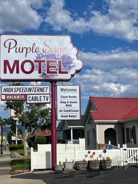 un cartello per un motel di fronte a un edificio di Purple Sage Motel a Panguitch