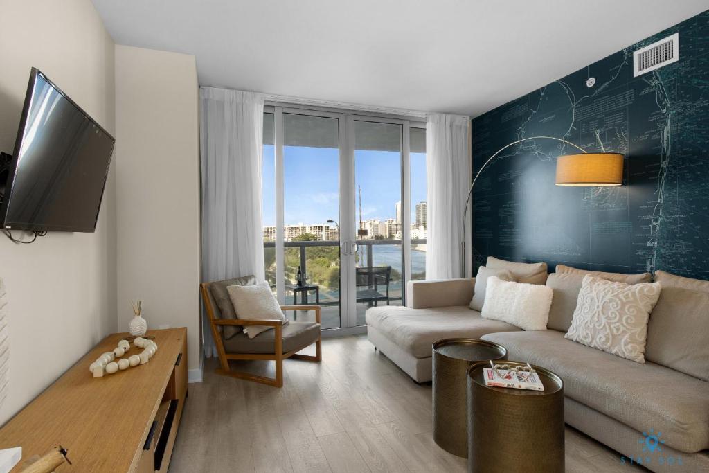 MODERN Resort POOL Apartment w BALCONY & POOL, Hallandale Beach