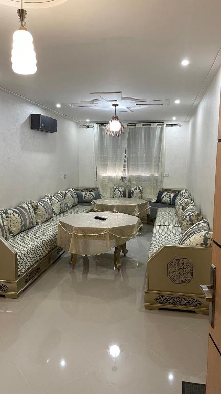 a living room with couches and a table at Saidia Caracas AS in Saïdia
