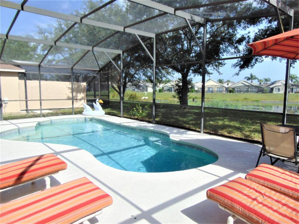 3000 sf luxury waterfront home with private pool 15 minutes from Disney
