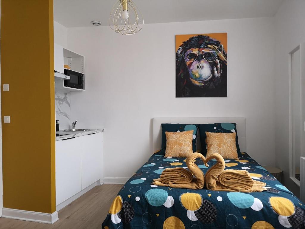 Ένα ή περισσότερα κρεβάτια σε δωμάτιο στο STUDIO COSY- CHALEUREUX- QUARTIER CALME- Wifi