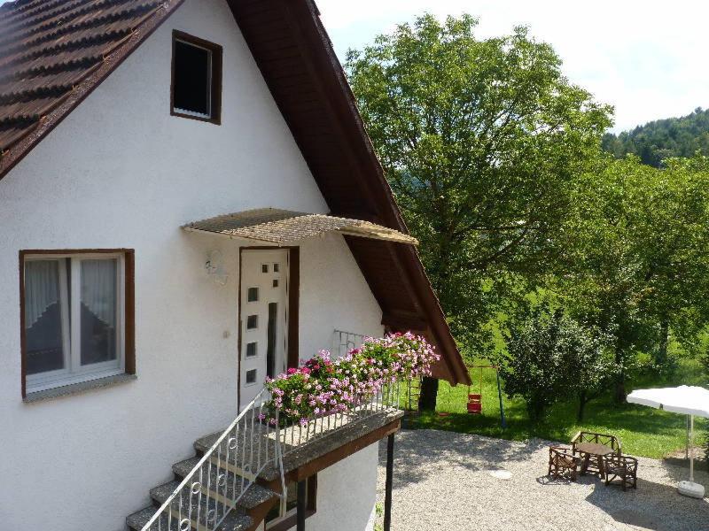 ein Haus mit einem Balkon mit Blumen darauf in der Unterkunft Ferienwohnung Himmelsbach in Gengenbach