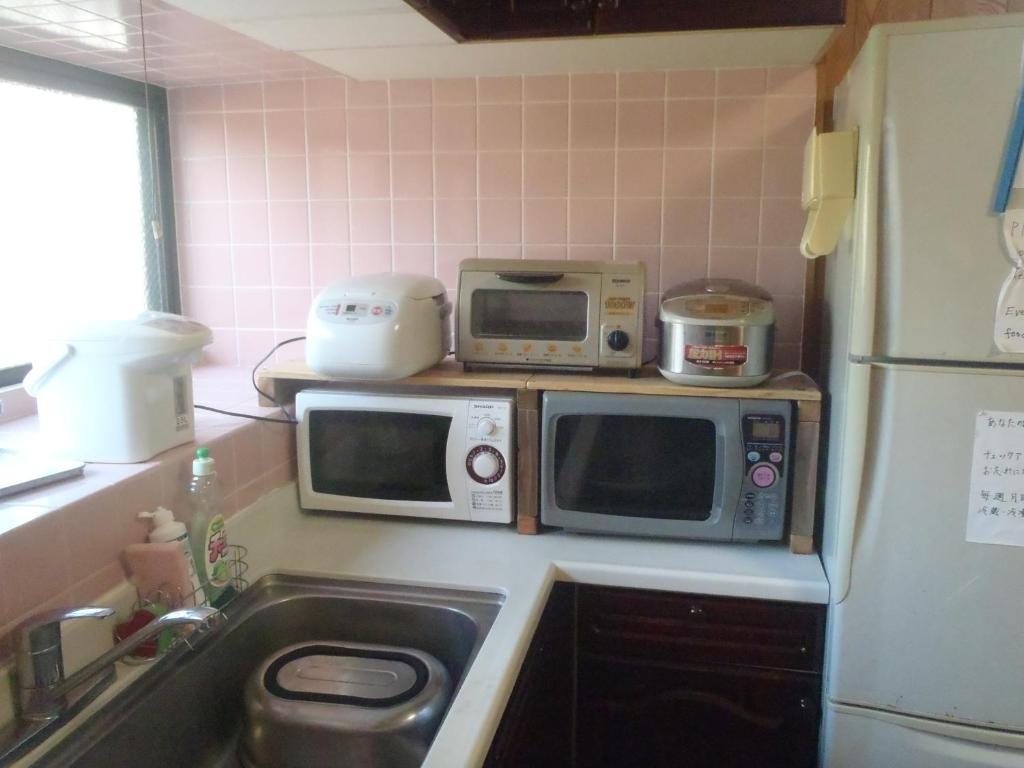 Kuchyň nebo kuchyňský kout v ubytování Kerama Backpackers