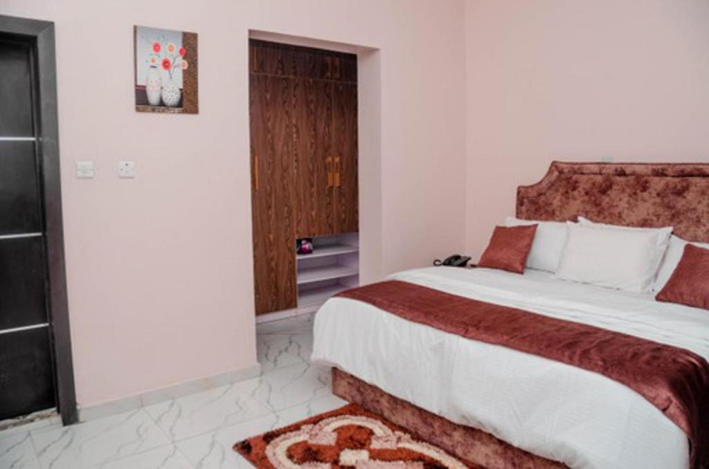 Postel nebo postele na pokoji v ubytování Captivating 1-Bed Studio in Sapele