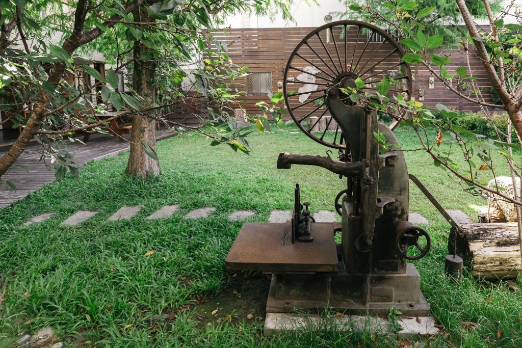 an old sewing machine sitting in the grass at 檜木居民宿 - 立案證號 一六三 - 一六八 - 一七零 in Ji&#39;an