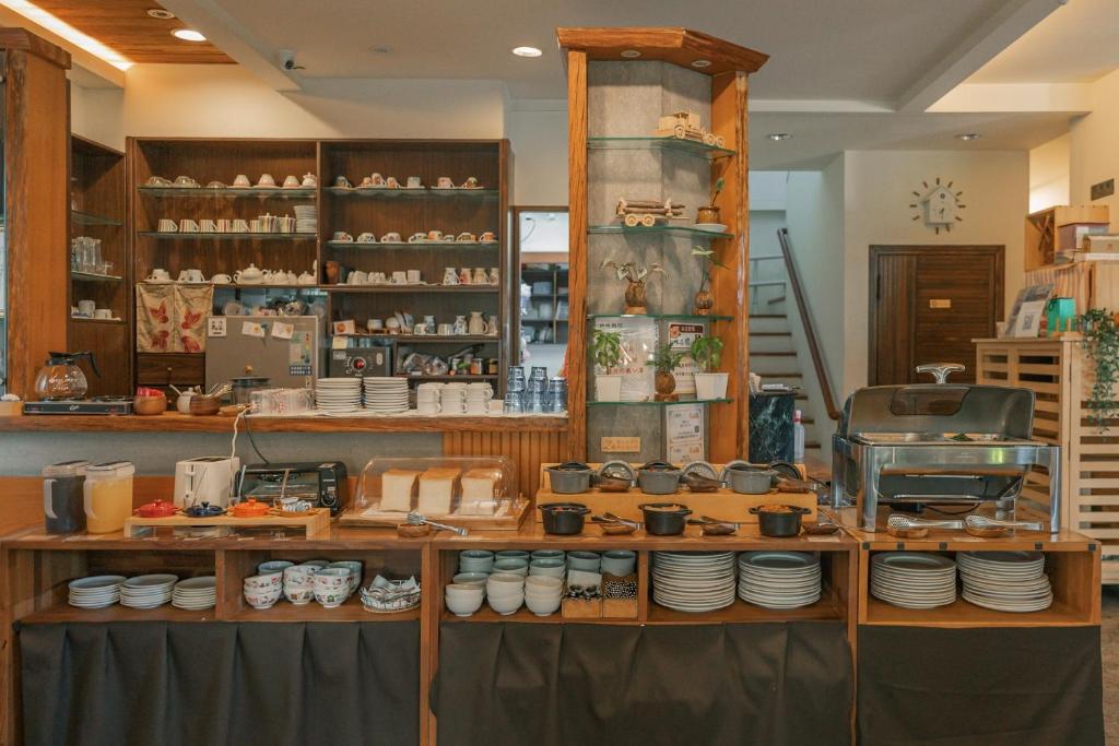 a store with plates and other items on display at 檜木居民宿 - 立案證號 一六三 - 一六八 - 一七零 in Ji&#39;an