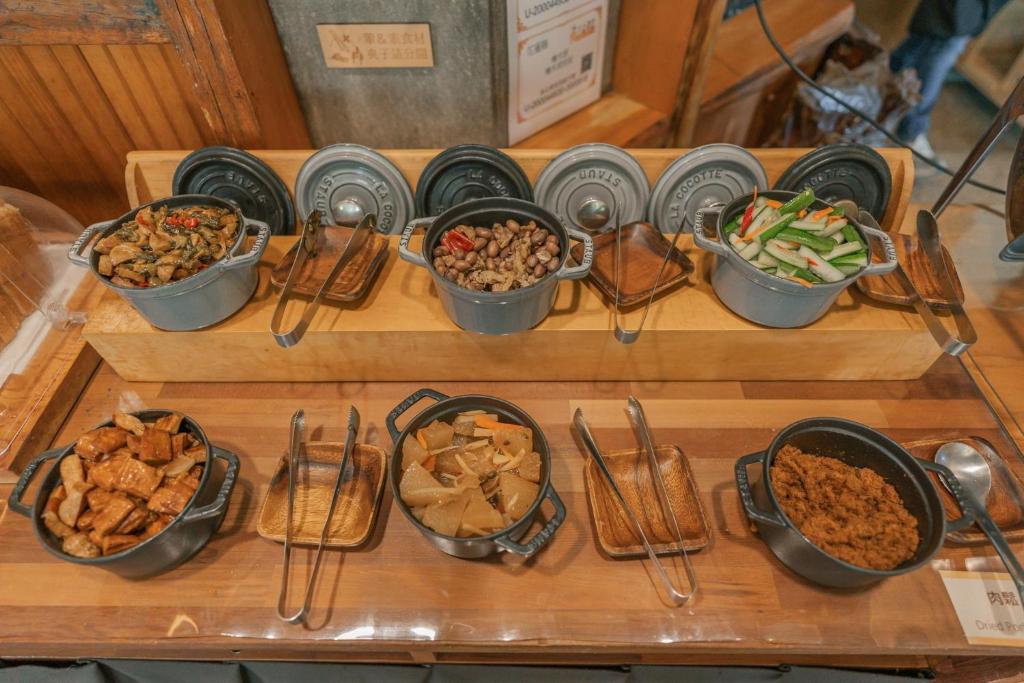 a buffet with different types of food in buckets at 檜木居民宿 - 立案證號 一六三 - 一六八 - 一七零 in Ji&#39;an