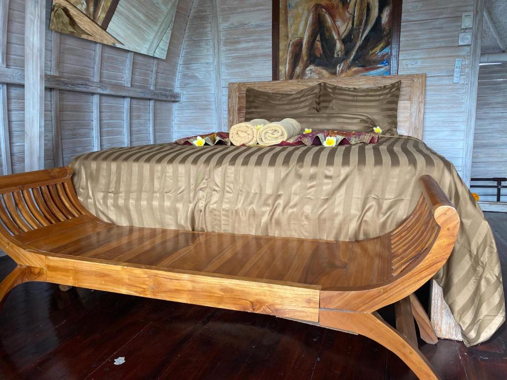 Una cama o camas en una habitación de Junjungan Suite