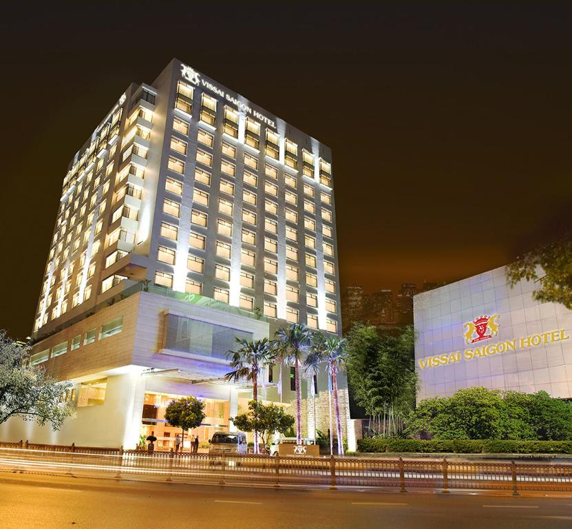 un grand bâtiment avec un panneau sur son côté dans l'établissement Vissai Saigon Hotel, à Hô-Chi-Minh-Ville