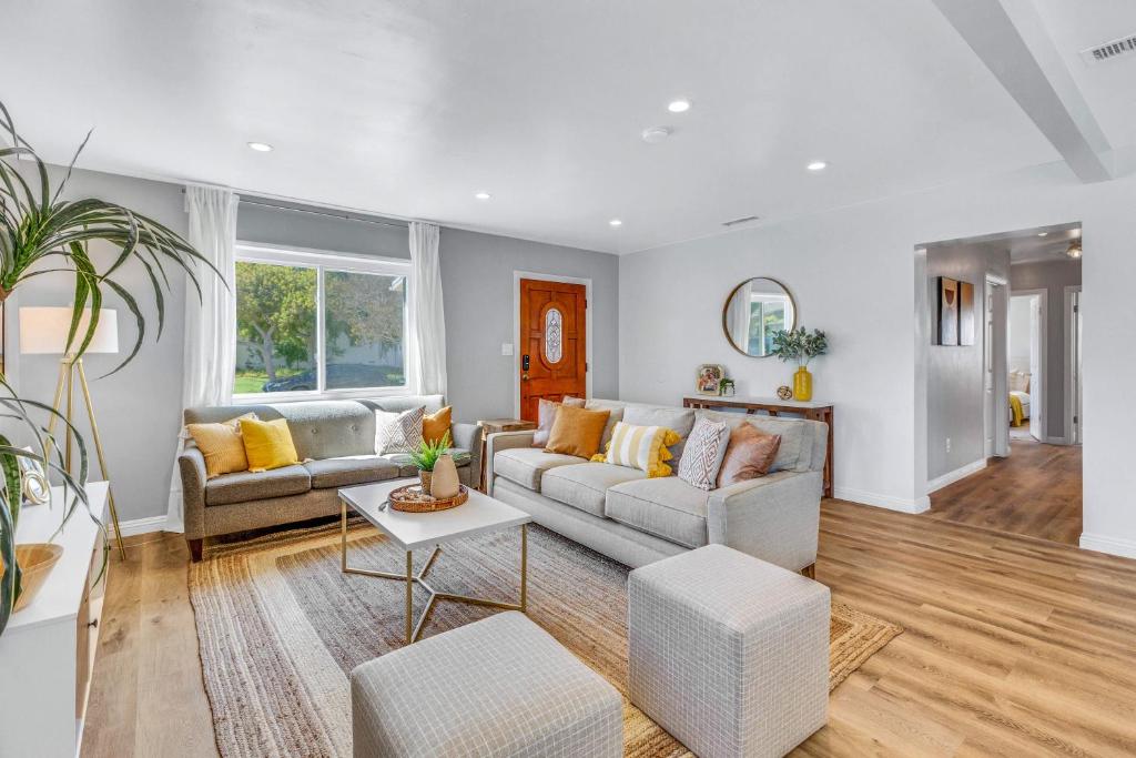 Sala de estar con 2 sofás y mesa en LUX -- A Perfect Home in South Bay 10 Mins to Beaches, en Lomita