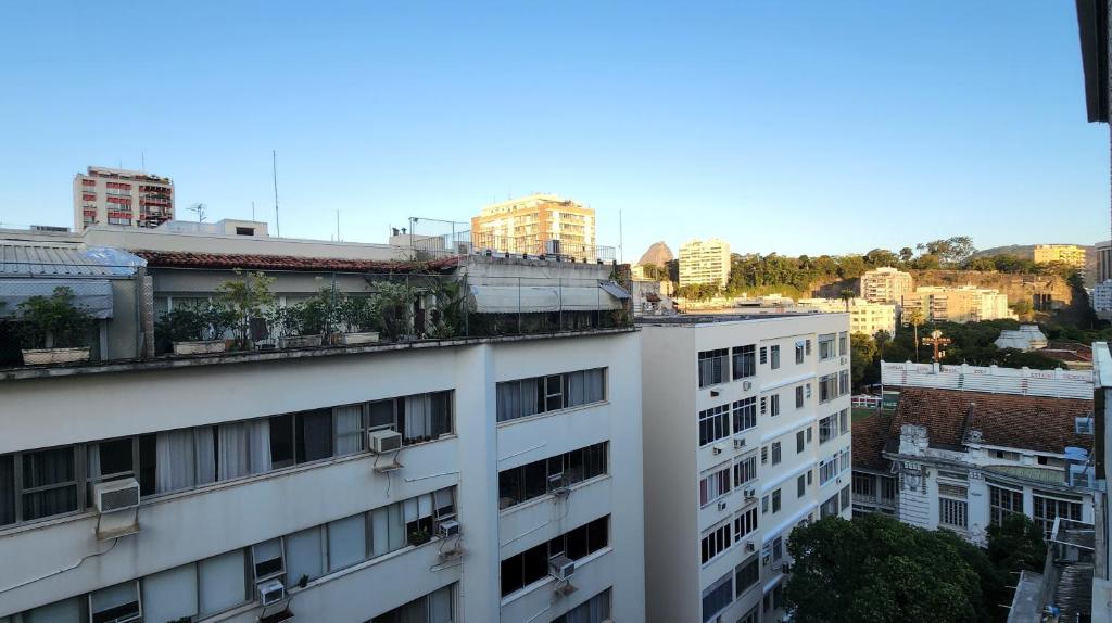 un edificio blanco con balcones encima en Nader Home's - 3 quartos Laranjeiras, en Río de Janeiro