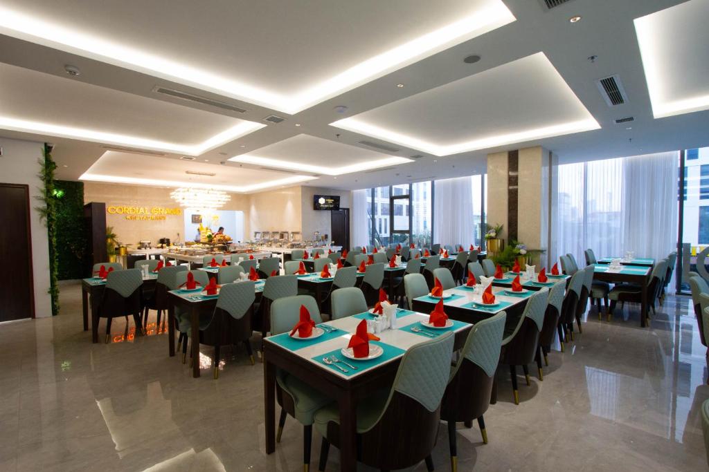 Restaurace v ubytování Cordial Grand Hotel Da Nang Beach - Infinity Rooftop Pool